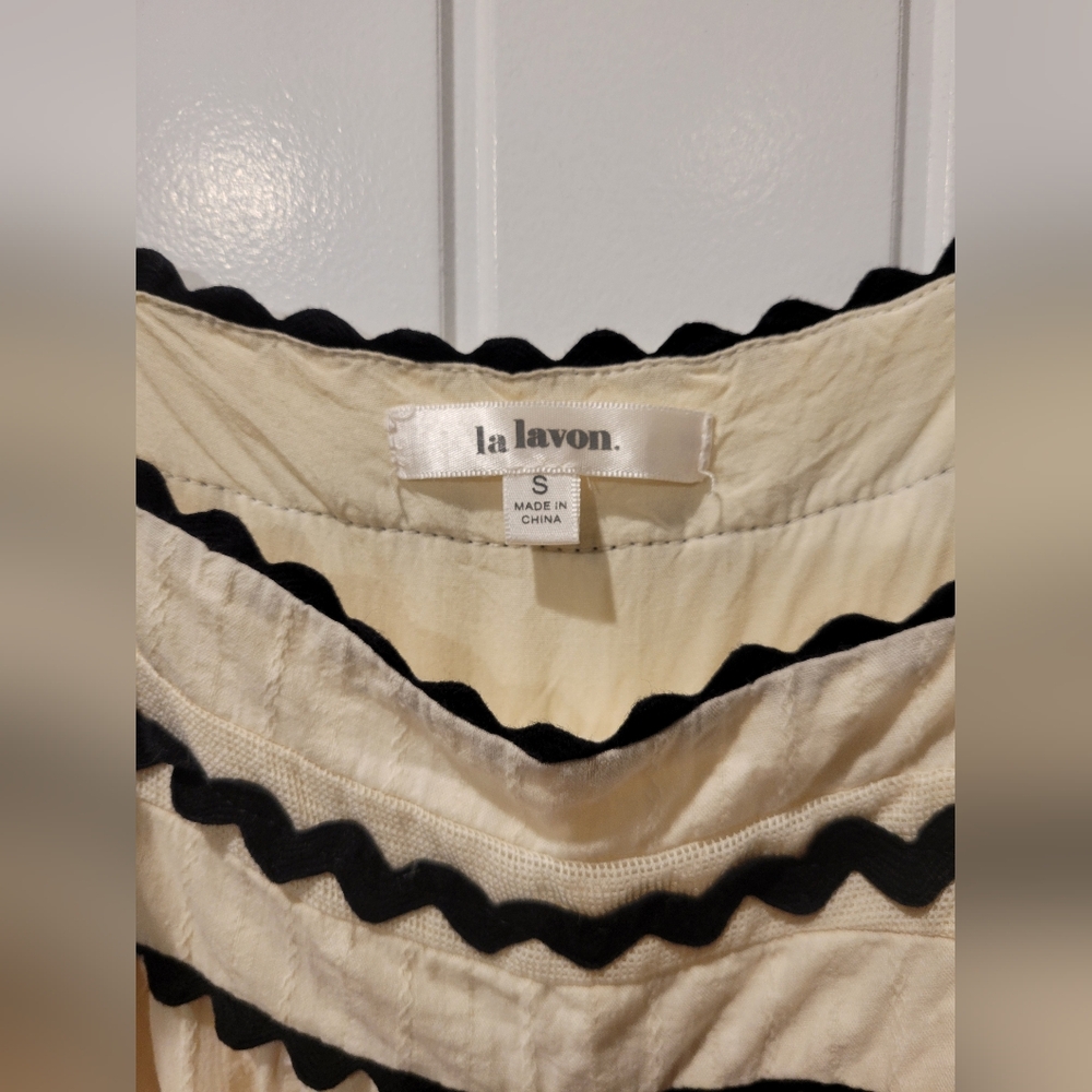 Elegant Cream Sleeveless Dress - Picture 3 of 3